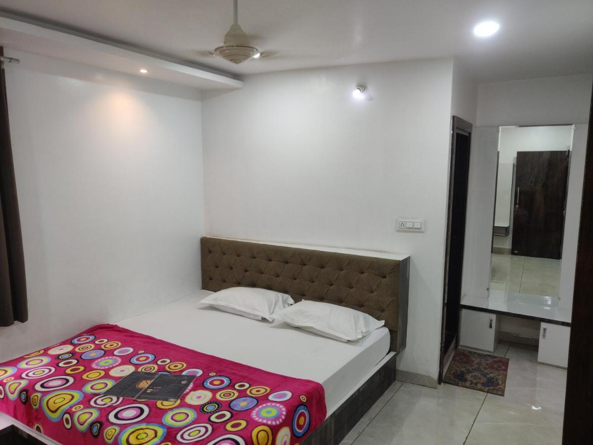 Hotel Rb Palace Indore Esterno foto